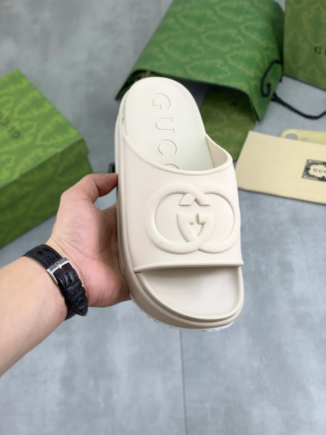 Men's Men's Shoes 💰P300💰[New Style] High Version 🎁🎁🎁 GUCCI New Year of the Snake casual slippers, original official website, perfect workmanship, transmitting a kind of noble luxury, sublimating its definition of luxury in Gucci's high-end extraordinary craftsmanship. Original Gucci double G combination outsole, code number: 35-46, complete package